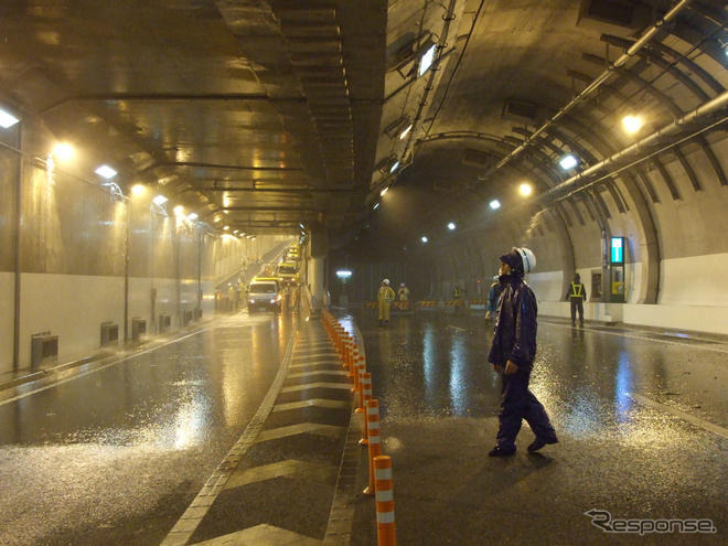 首都高防災施設点検…山手トンネル内にどしゃぶりの大雨!?