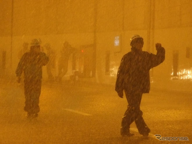 首都高防災施設点検…山手トンネル内にどしゃぶりの大雨!?