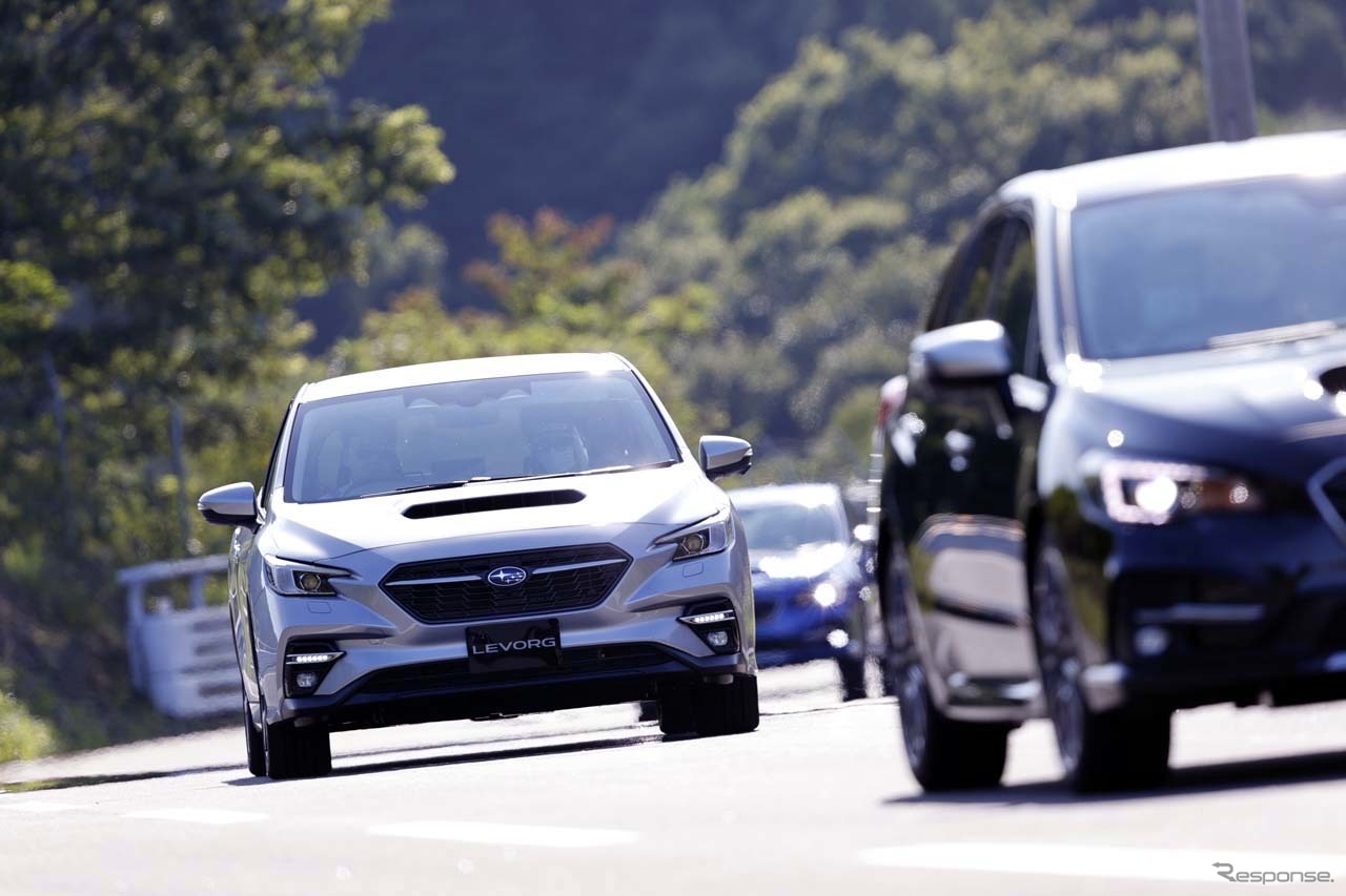 オプション装備される「渋滞時ハンズオフアシスト」でテストコース内走行する新型レヴォーグのプロトタイプ(写真提供・SUBARU)