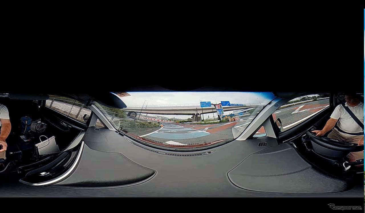 パノラマモードでは前方向と左右、車内を捉えられる。 パソコン上で再生した映像をキャプチャー