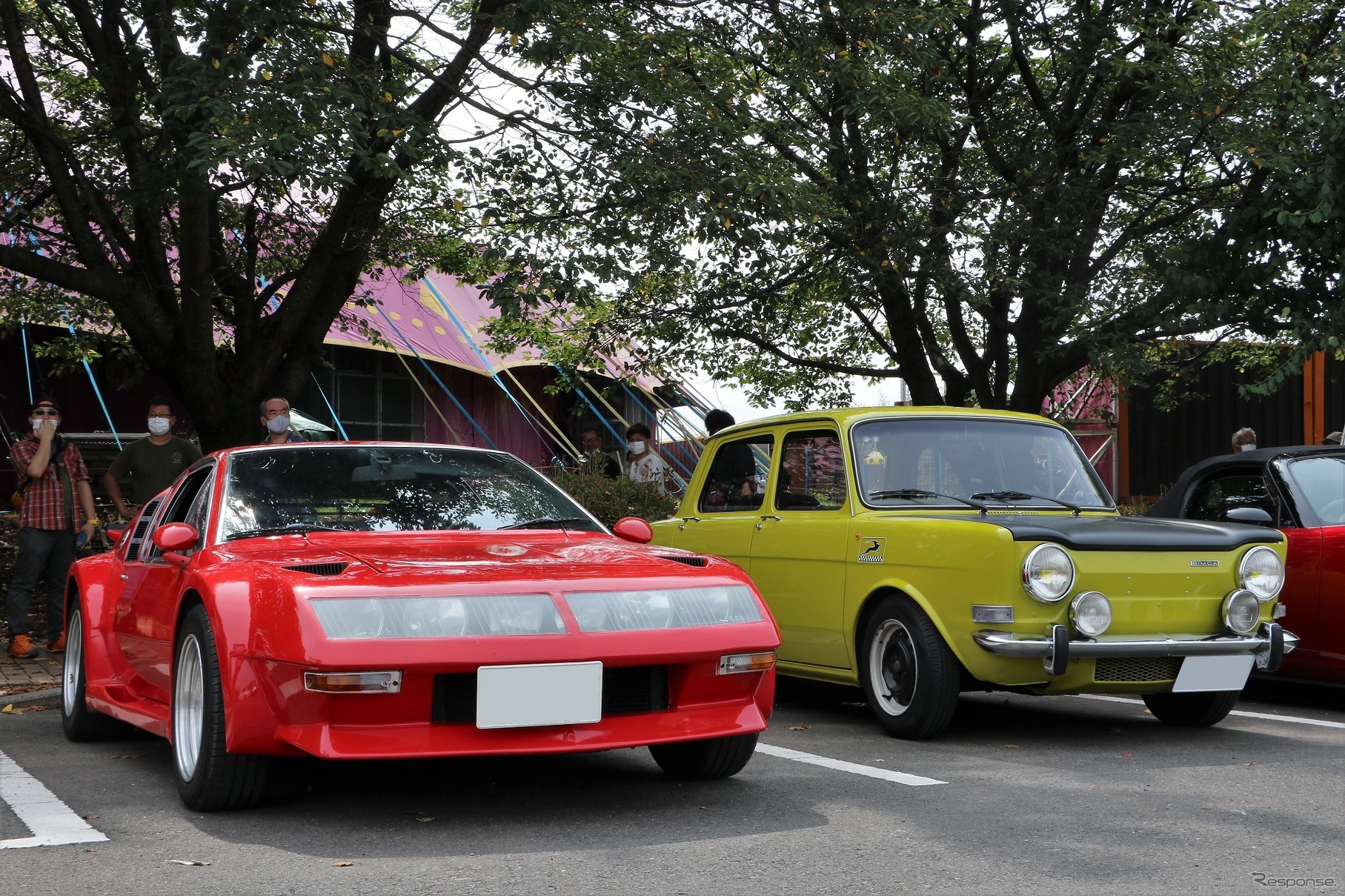 アルピーヌA310(左)とシムカラリー(右)