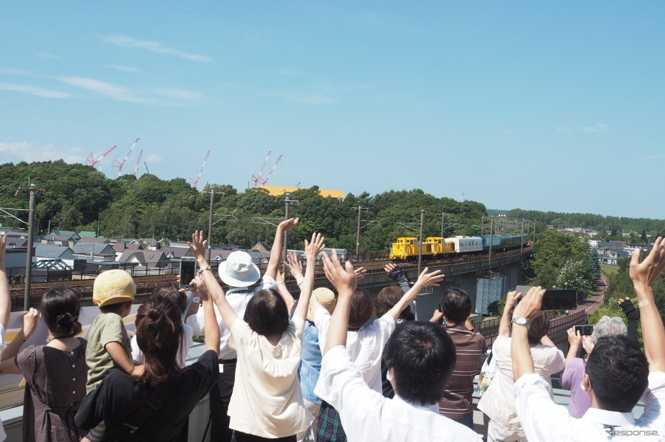 札幌方からやってきた『THE ROYAL EXPRESS』に手を振る人々。牽引するのは黄色いDE15形。