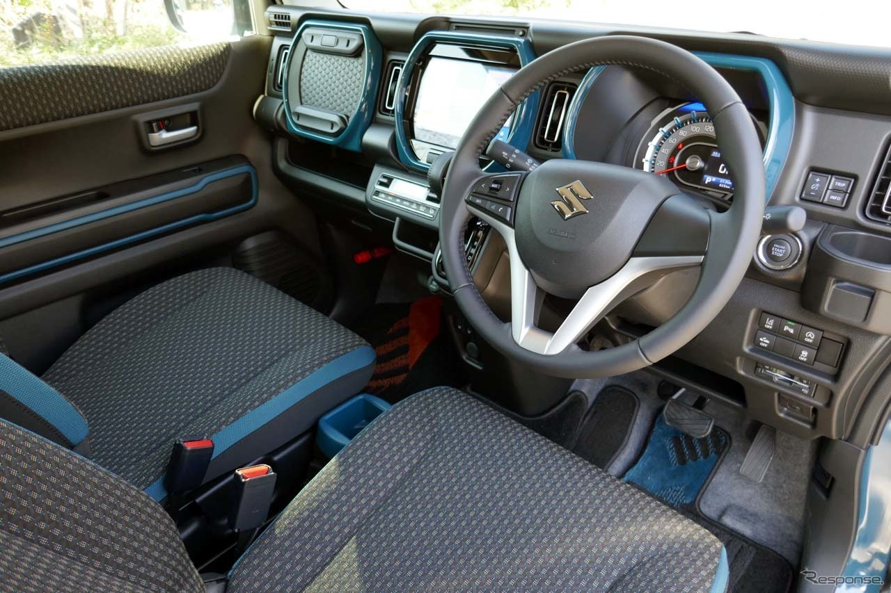 新型ハスラー「ハイブリッドX・2WD」の内装。内装の加飾部はボディカラーと同色になる