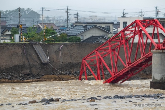 台風19号の影響で一部が損壊した当時の千曲川橋梁