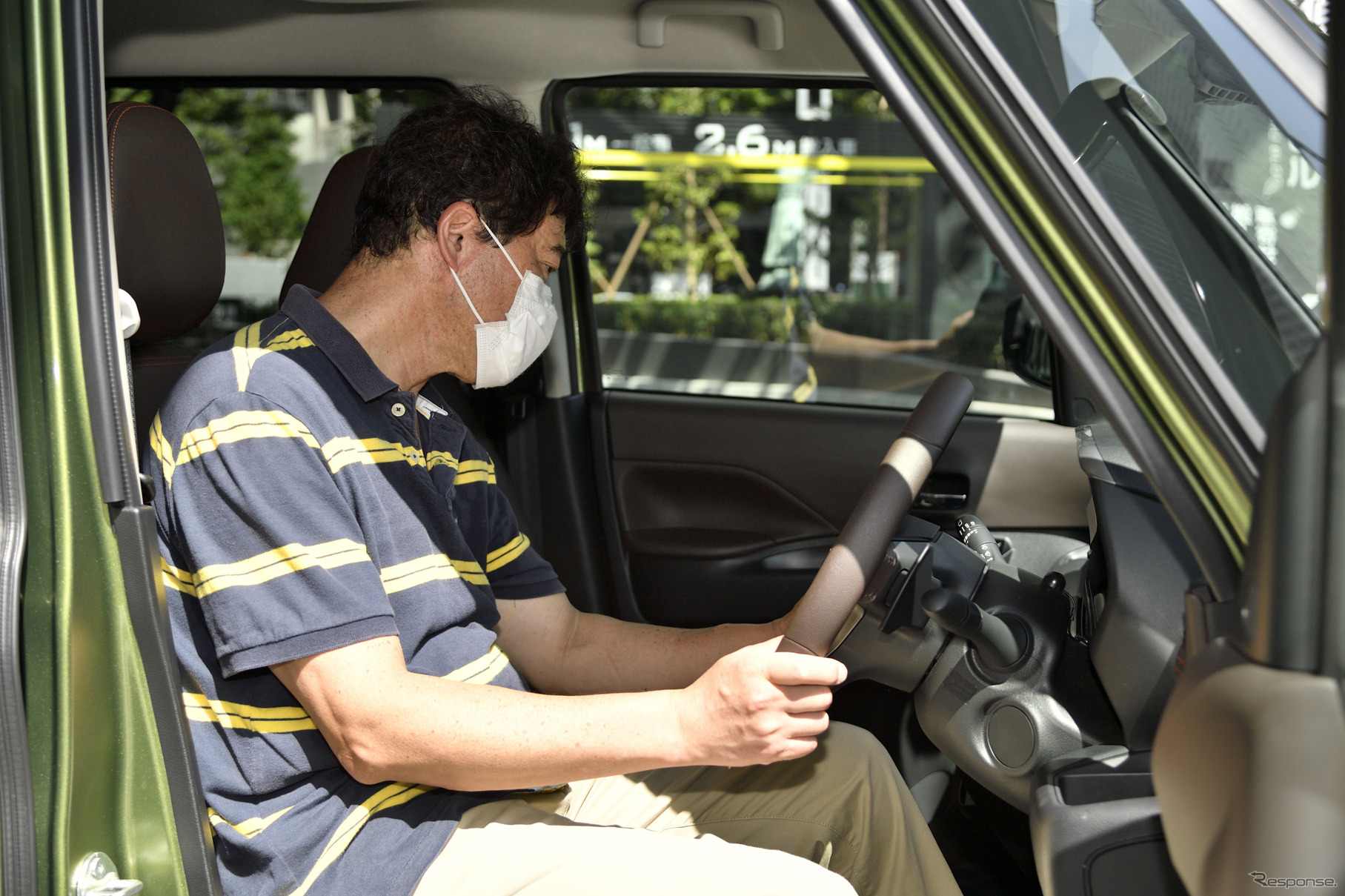 出発前に運転席まわりをチェックする森田さん