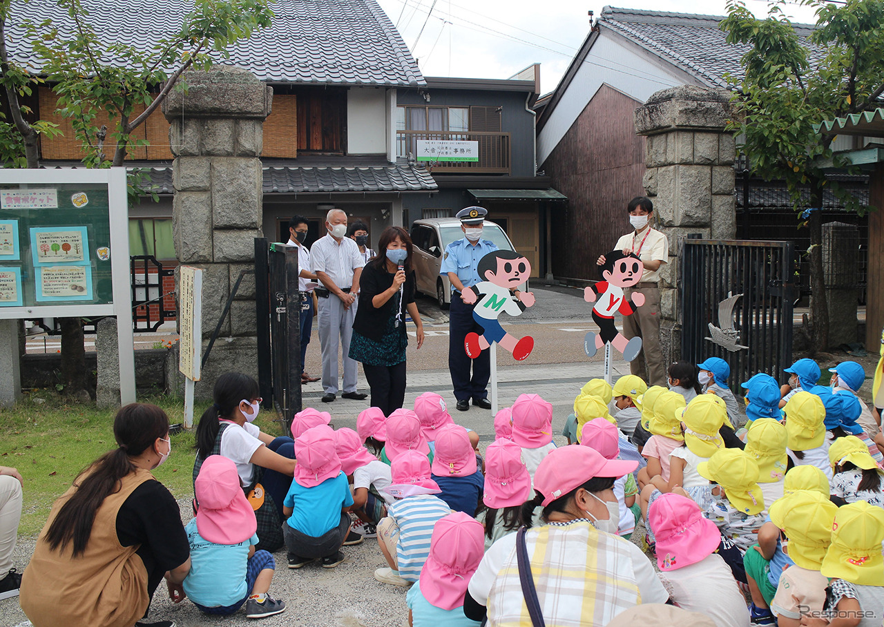 地元幼稚園前への設置の様子