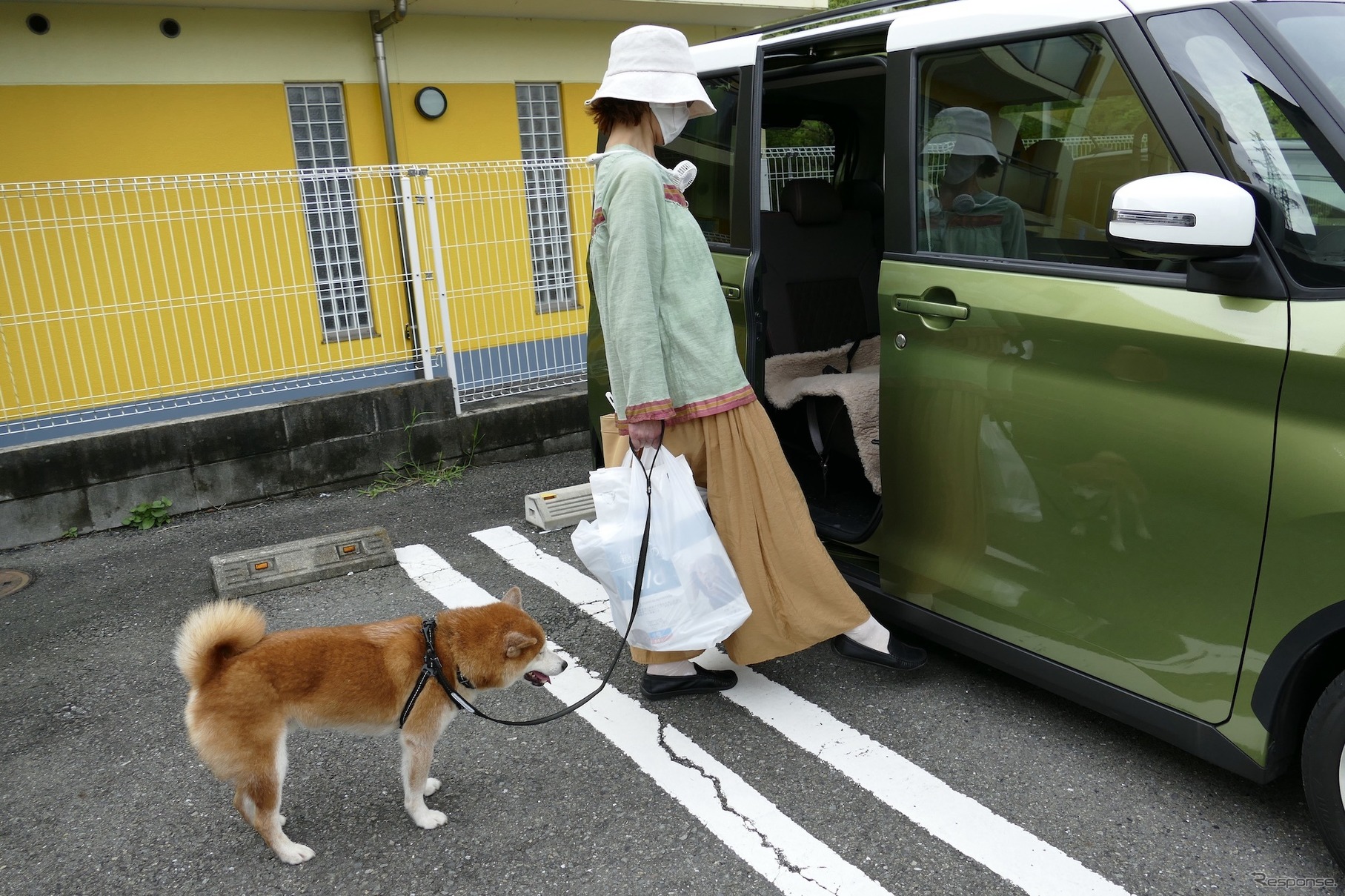 足をかざすだけでスライドドアが開く「ハンズフリーオートスライドドア」