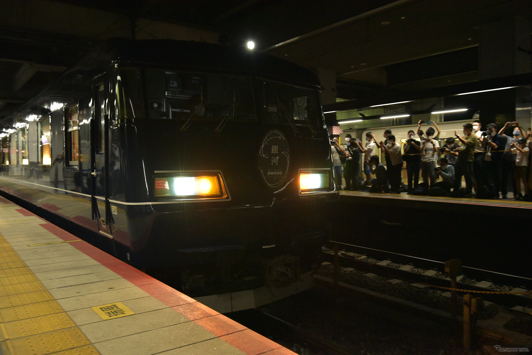 9月11日の出発式で京都駅31番のりばに入線する『WEST EXPRESS 銀河』。