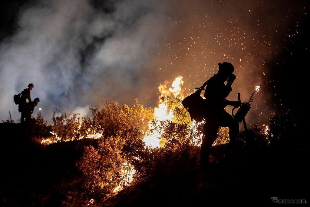 米カリフォルニア州で山火事の消火にあたる消防隊（9月22日）