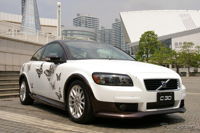 ボルボ C30 グラフィックカー …ラッピングで気軽に模様替え