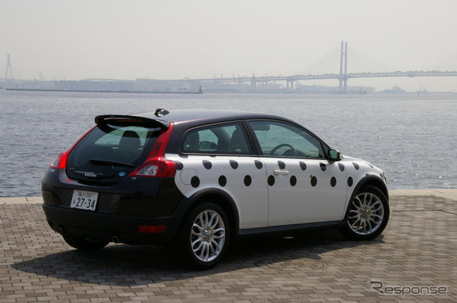 ボルボ C30 グラフィックカー …ラッピングで気軽に模様替え