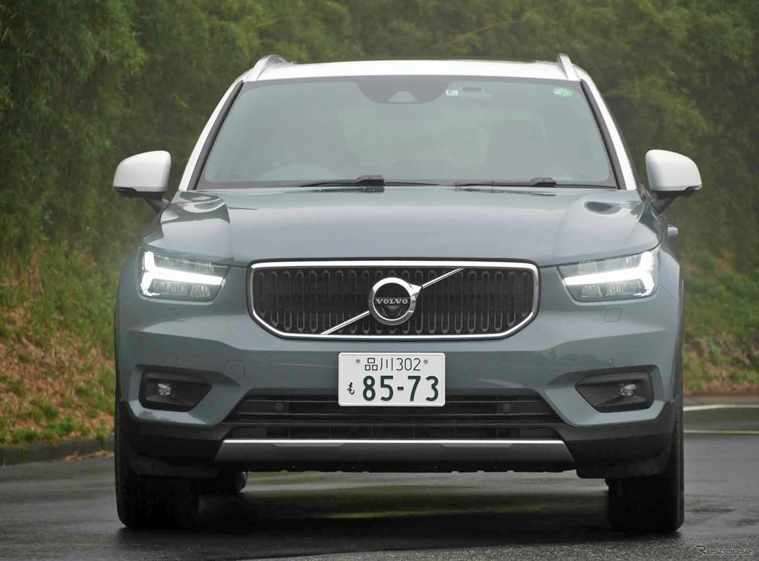 ボルボ XC40 B4モメンタム