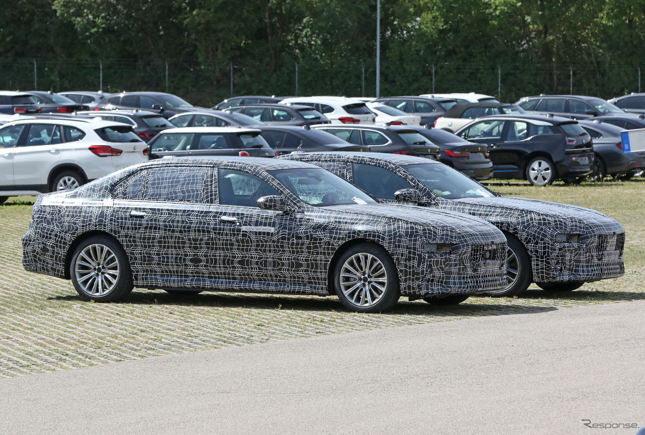 BMW 7シリーズ 次期型プロトタイプ。手前がPHEV、奥がEVの「i7」（スクープ写真）