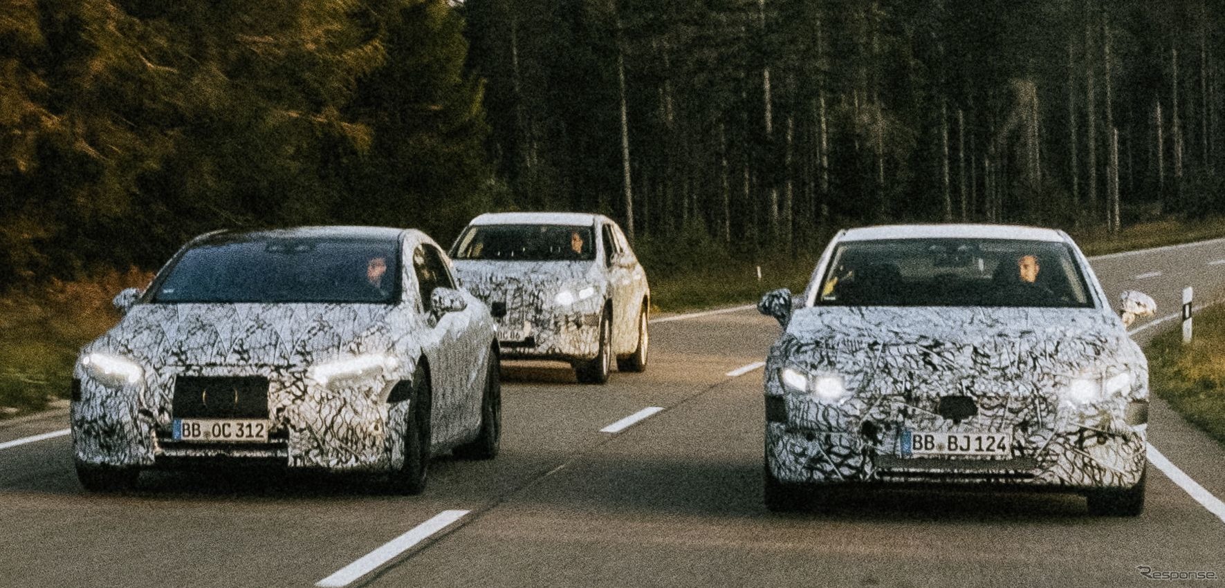 メルセデスベンツの新型EV 3車種のプロトタイプ（左からEQS、EQE SUV、EQE）