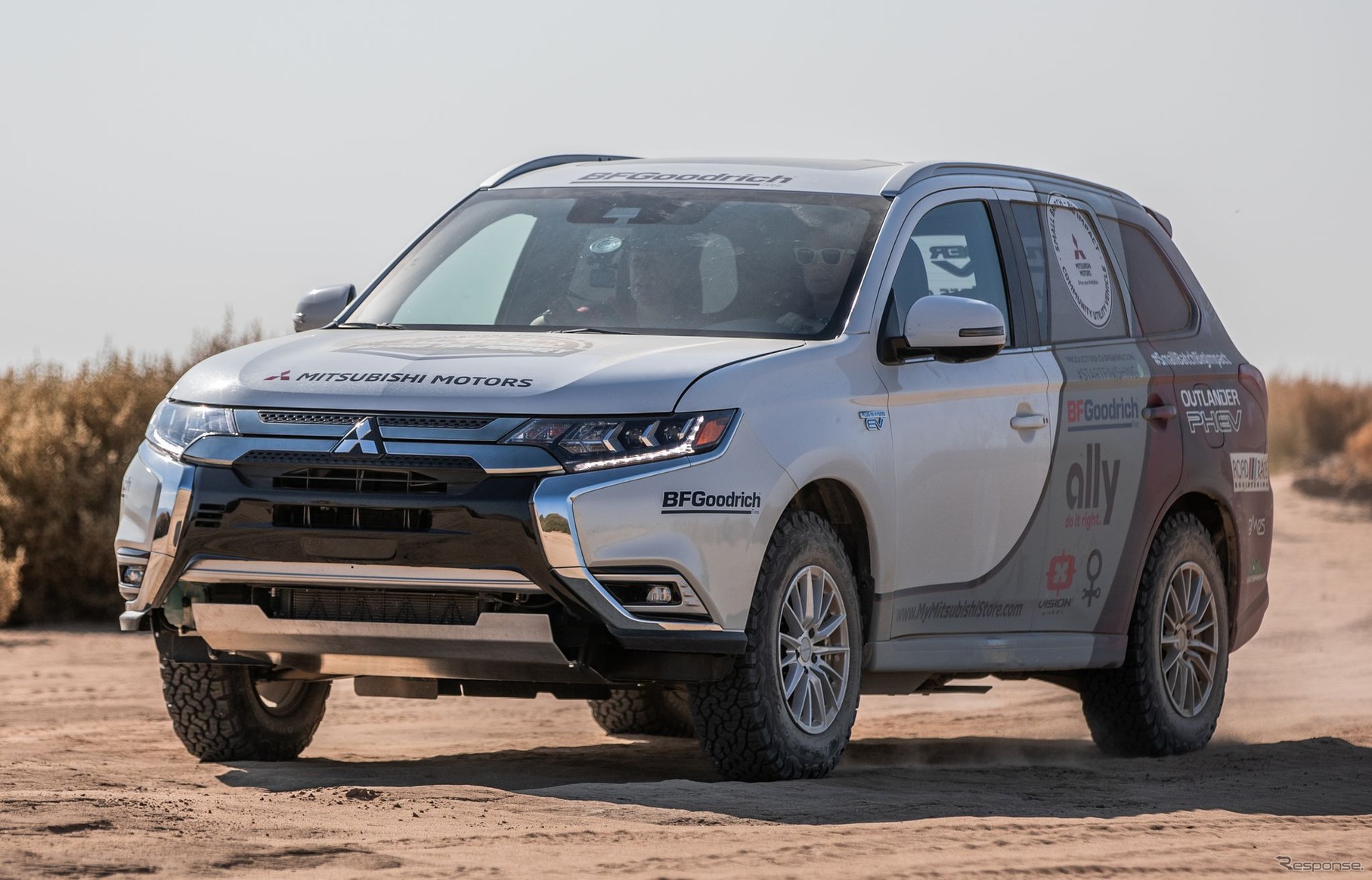 三菱 アウトランダー PHEV のRebelle Rally参戦車両