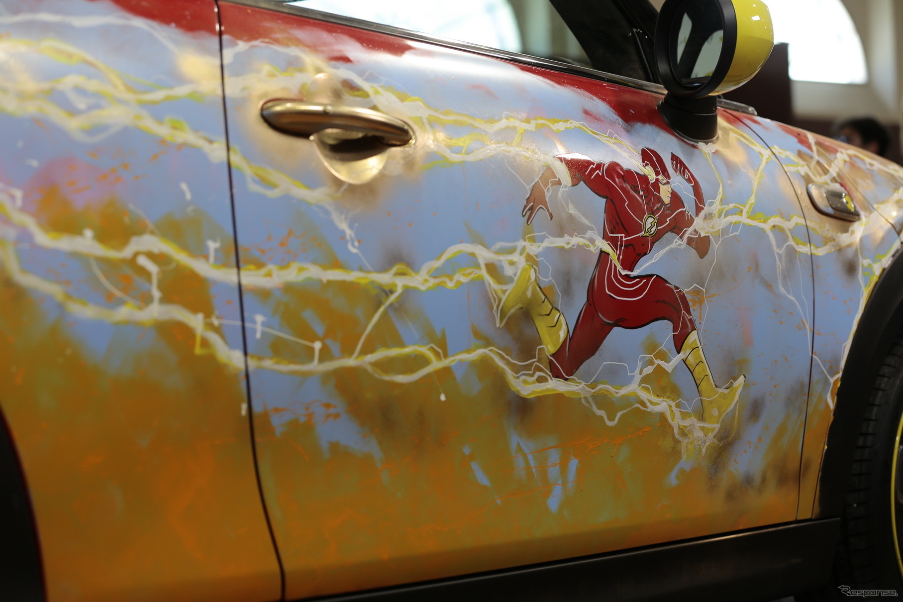 MINI クーパーSE のアートカー。漫画『ザ・フラッシュ』の世界観を表現