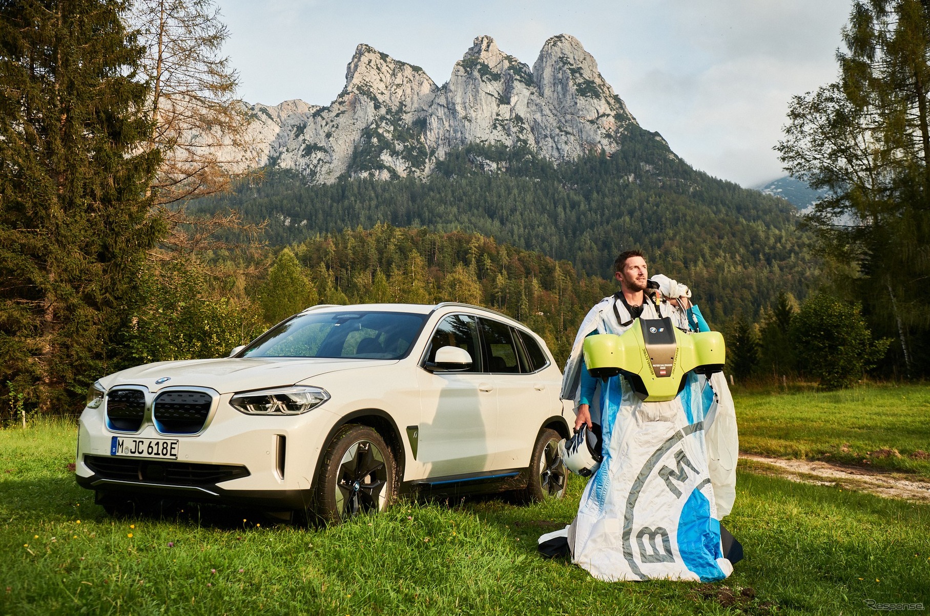 BMW i の「エレクトリファイド・ウイングスーツ」