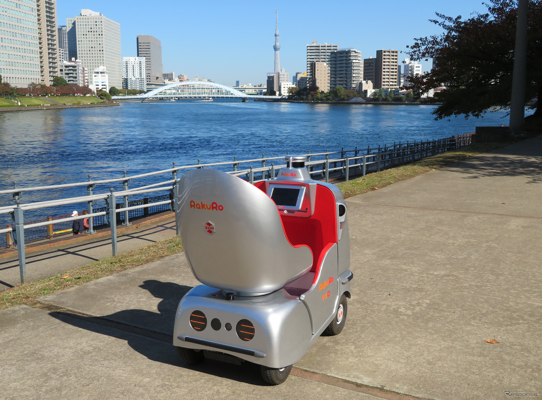 ラクロ。ウルトラマンカラーで目立つ