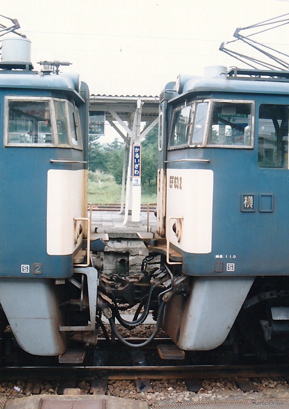 1989年9月10日、軽井沢駅に停車中のEF63 2（右）。連結器の手前に見える黒い線がジャンパ線。