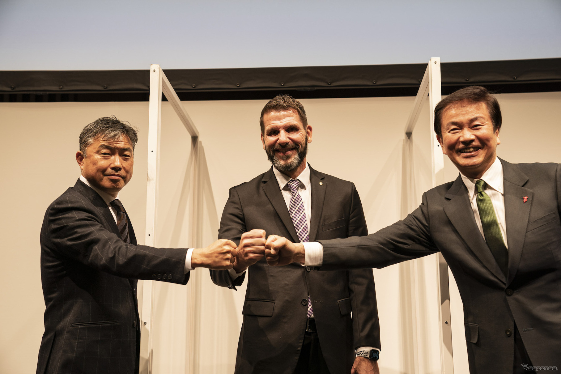 ポルシェ・エクスペリエンスセンター会見（11月24日）。向かって左から木更津市の渡辺芳邦市長、ポルシェジャパンのミヒャエル・キルシュ代表取締役社長、千葉県の森田健作知事。