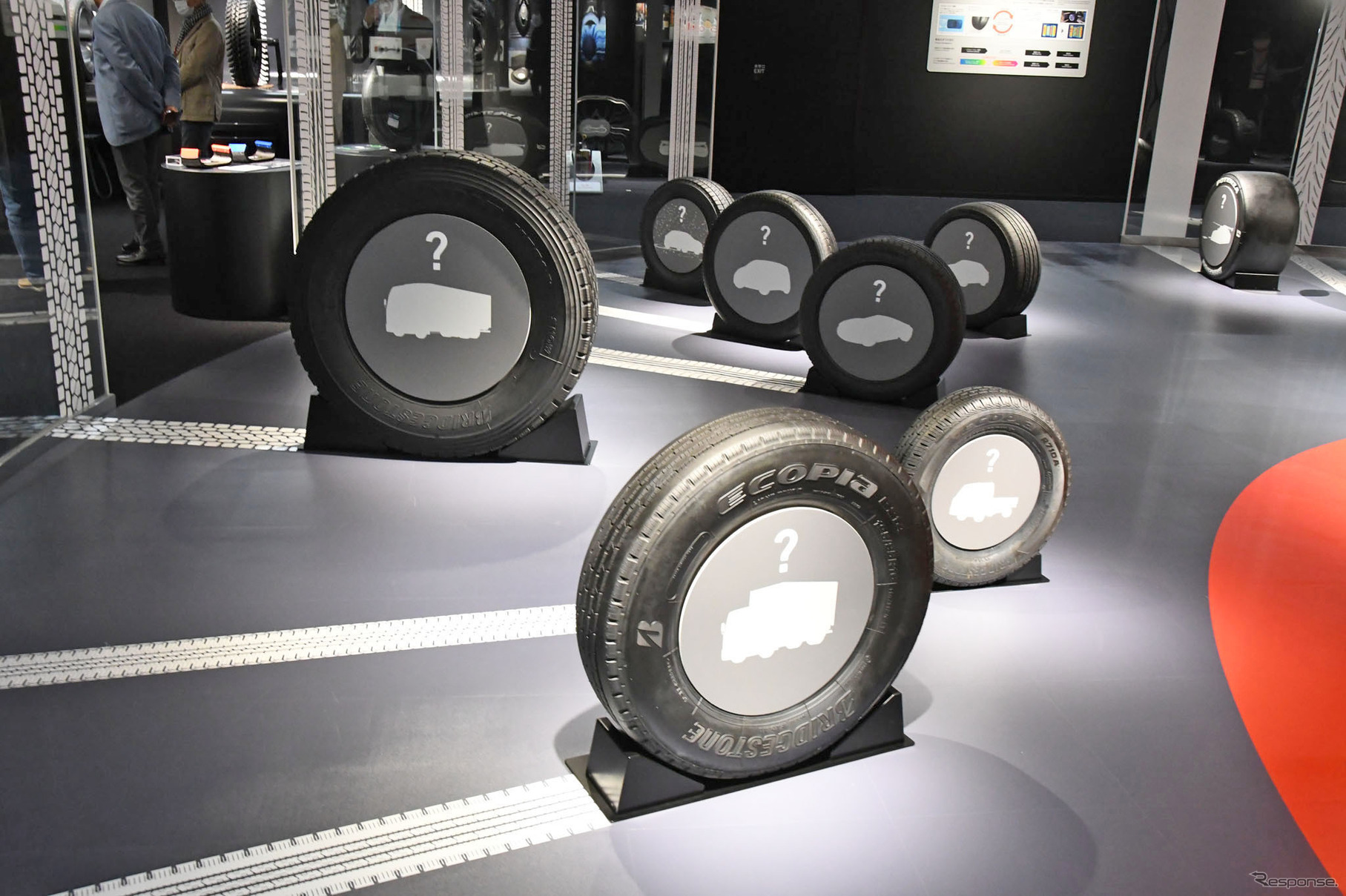 Bridgestone Innovation Gallery「WHAT WE OFFER（モビリティ社会を支える）」に展示されるさまざまなタイプのタイヤ