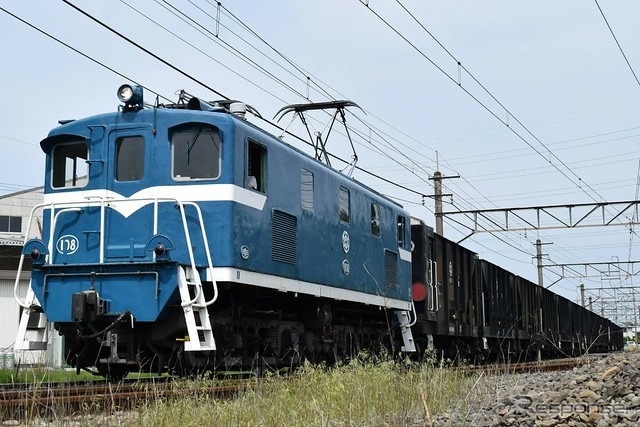 貨物列車を牽引していた秩父鉄道のデキ100形108号。1972年に岩手の鉱山鉄道からやってきた古参電気機関車だ。