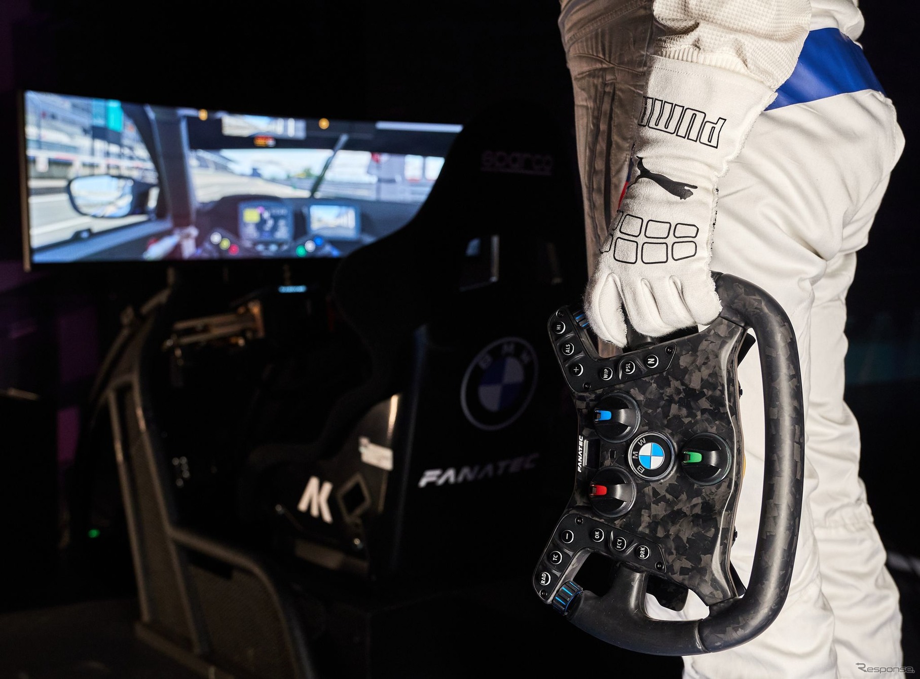 ゲームとレーシングカーで共用できるBMWの新型ステアリングホイール