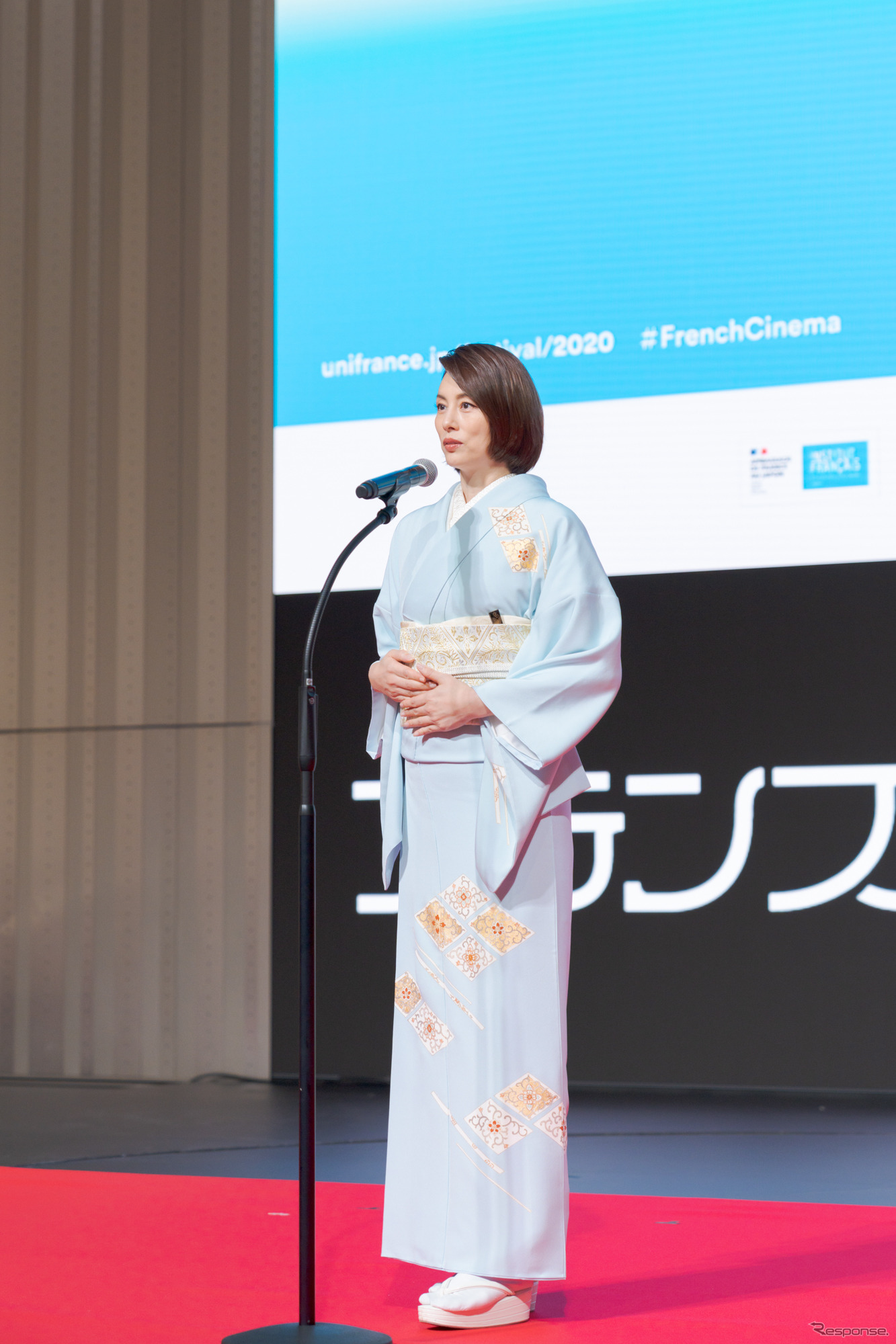 フェスティバルミューズとして米倉涼子さんは、鮮やかな水色の着物で登場。