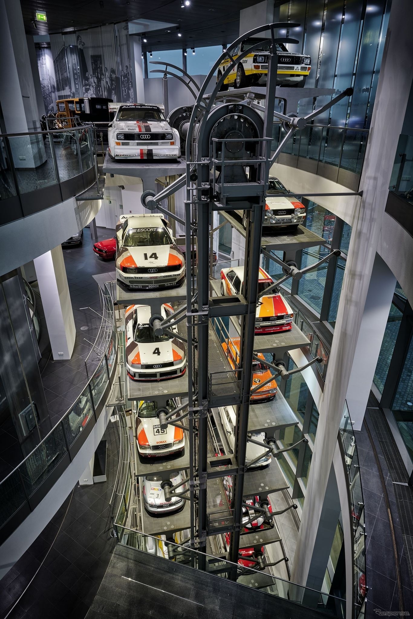モータースポーツの名車を巨大な循環式リフトに乗せて常設展示（アウディ自動車博物館「アウディ・ミュージアム・モバイル」）