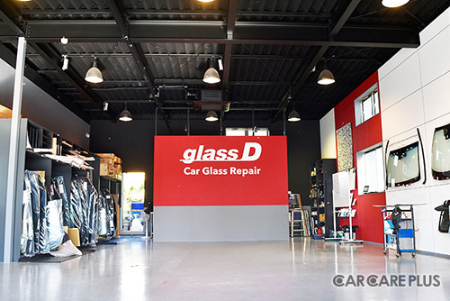 広い作業スペースは綺麗に整理されていた