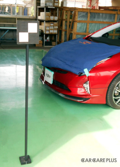 三州安全硝子の本店工場では、新型車のフロントガラス修理・交換に欠かせない「エーミング」を行える