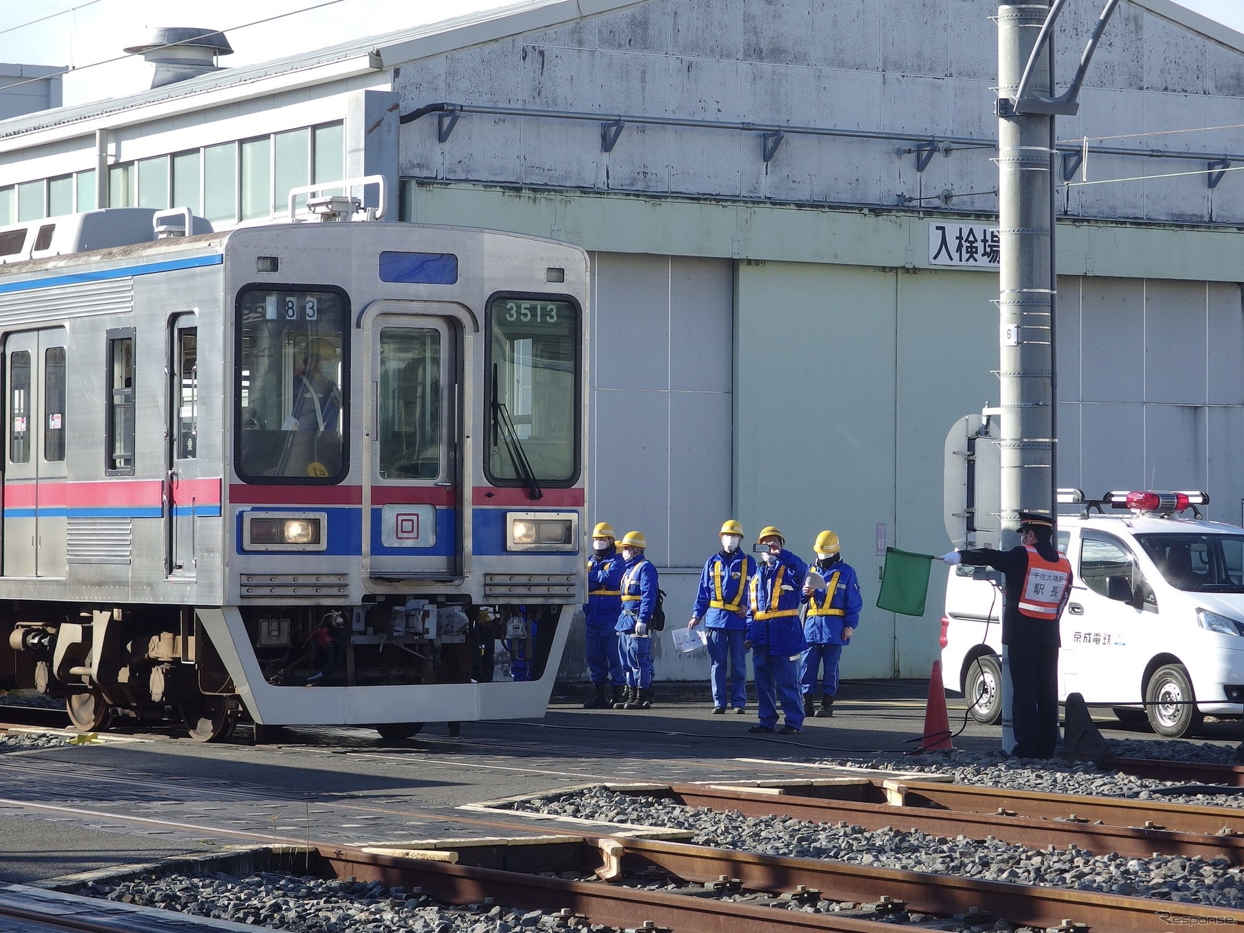 代用手信号（旗）で駅間停車した列車を誘導する。15km/hで進行。