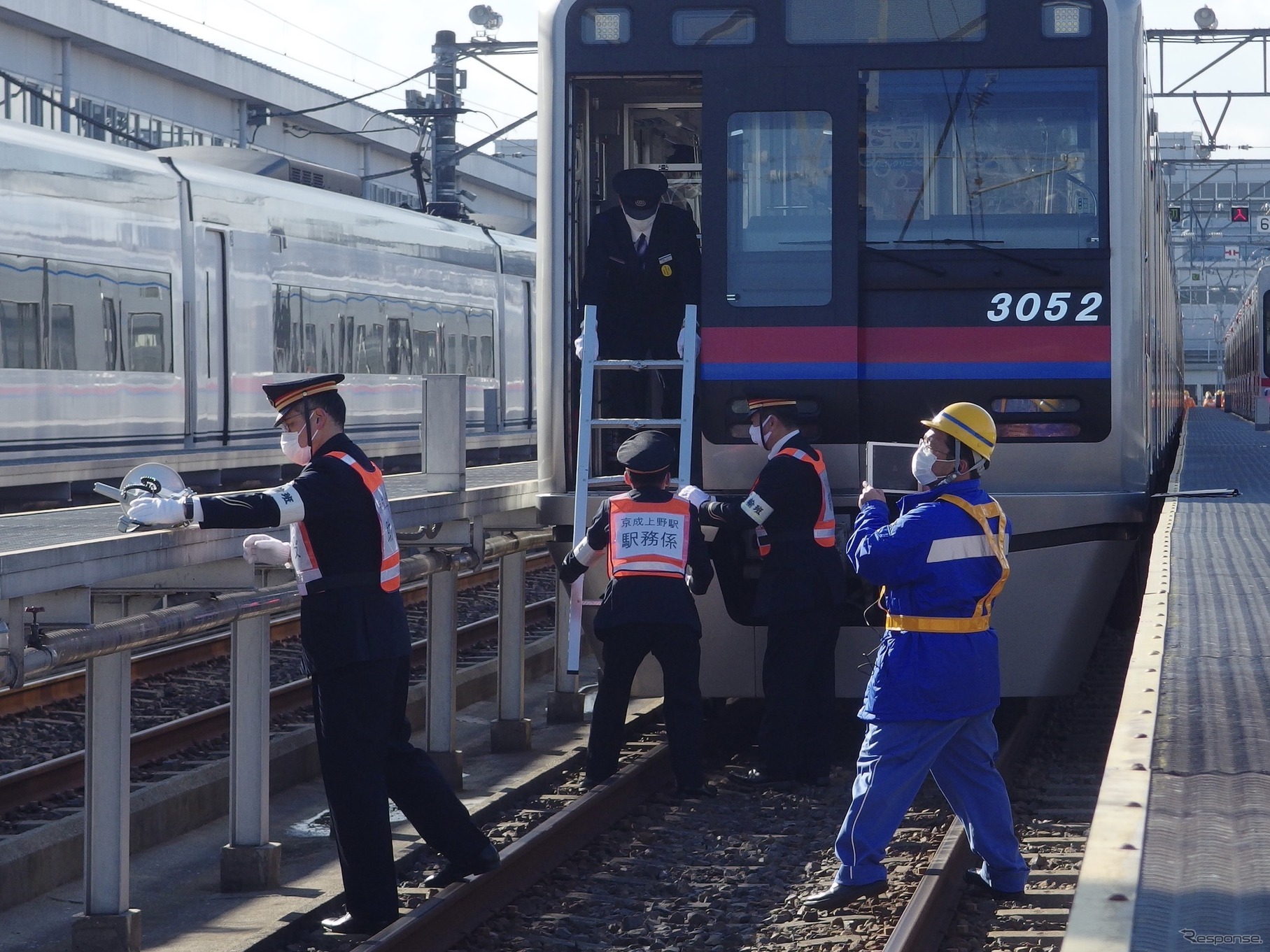 脱線した列車はトンネル内で立ち往生した設定。車体側方には空間がないので、前面の避難梯子から車外へ降りる。