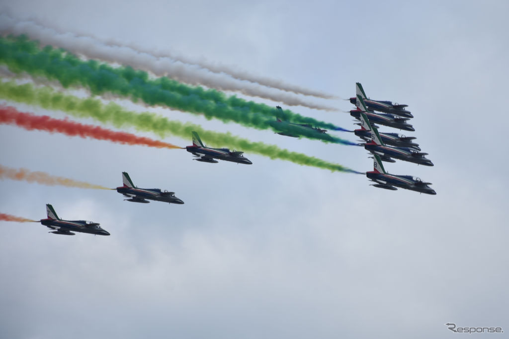 フレッチェ・トリコローリ。11月4日、軍隊記念日での展示飛行（ローマ上空）