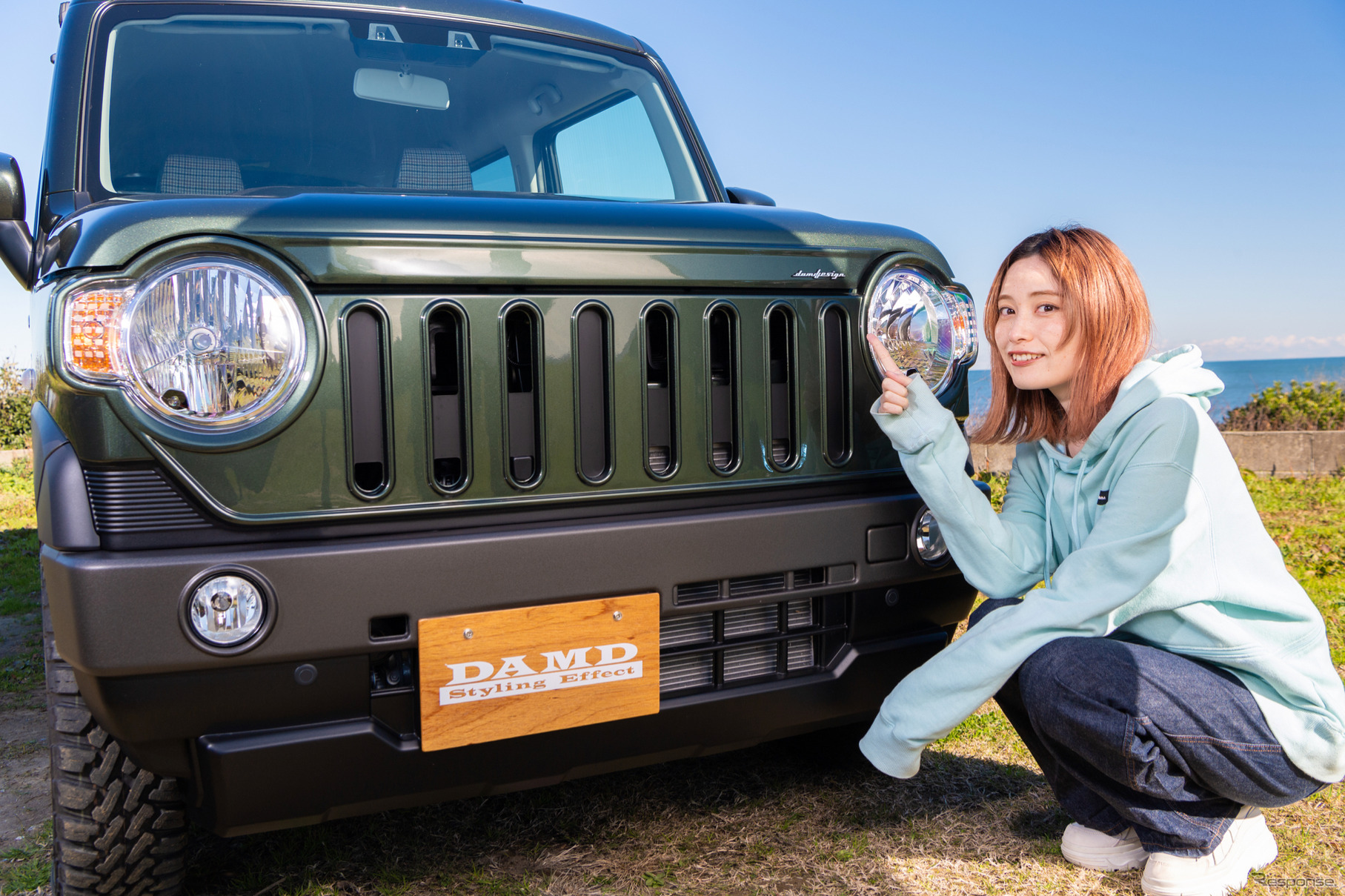 軍用車をイメージした象徴的なスリットで、存在感たっぷりのフロントフェイス!(モデル:よこせさくら)