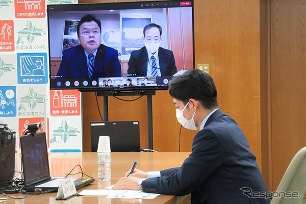 1月23日に開かれた「第2回北海道の鉄道ネットワークに関する関係者会議」にリモートで出席した赤羽一嘉国土交通大臣（モニター左）。手前は鈴木直道北海道知事。観光列車の支援で意見が一致した。