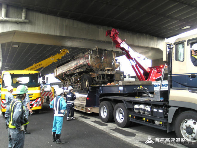 首都高、タンクローリー火災事故…現場写真蔵