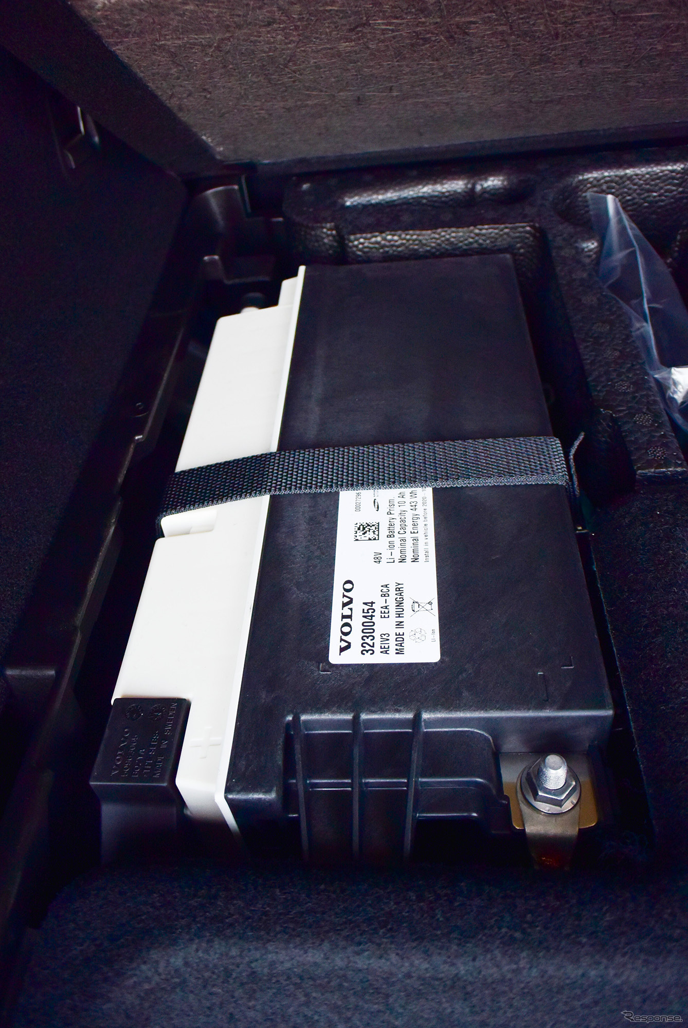 ボルボ XC90 B5 Momentumの48Vハイブリッドの電源を構成するリチウムイオン電池。電池パックのサイズは普通の鉛バッテリーの大容量品と大して変わらない。