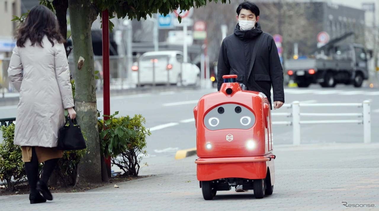 デリロは歩道を自動走行し、万一のトラブル発生に対処するため一人が付き添う