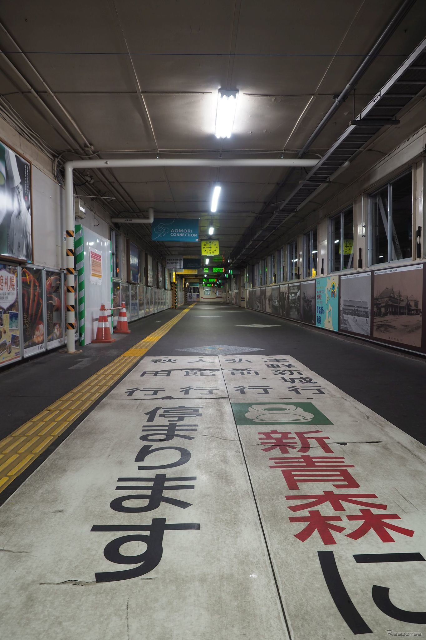 各ホームとつながっている現・青森駅構内の乗換え跨線橋。2019年12月28日。