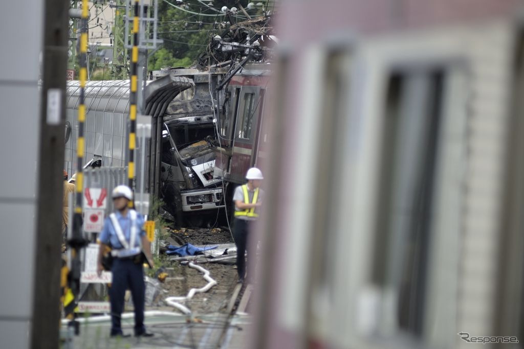 9月5日11時43分頃、京急本線神奈川新町駅付近の踏切で発生した快速特急とトラックの衝突事故後の様子。