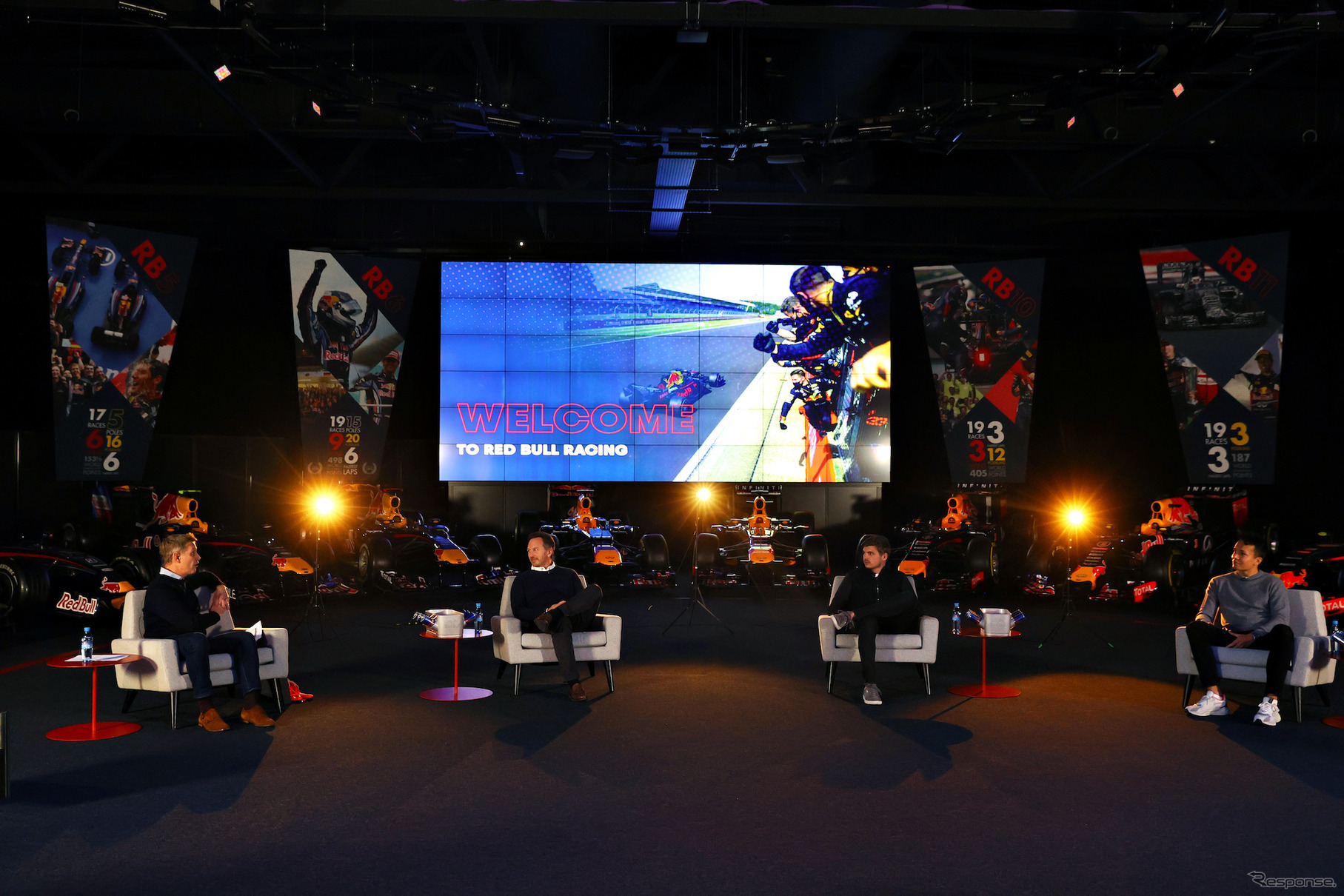 今季型マシン発表日に実施されたイベント「An Evening with Red Bull Racing」の模様（オンラインイベント。多数ある展示車は歴代マシンだと思われる）。