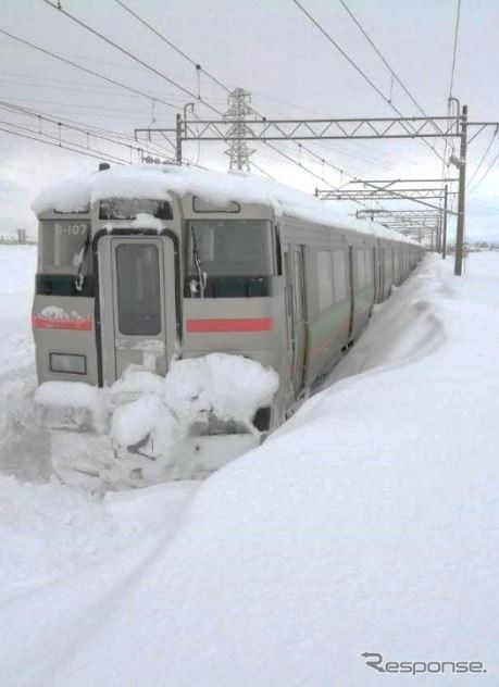 前進も退行もできなくなった731系電車。2月24日。