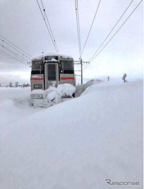 2月23日来の雪害で函館本線岩見沢～峰延間で立ち往生した731系電車。同区間を含む函館本線岩見沢～滝川間は3月2日、朝の通勤時間帯のみ運行される予定。