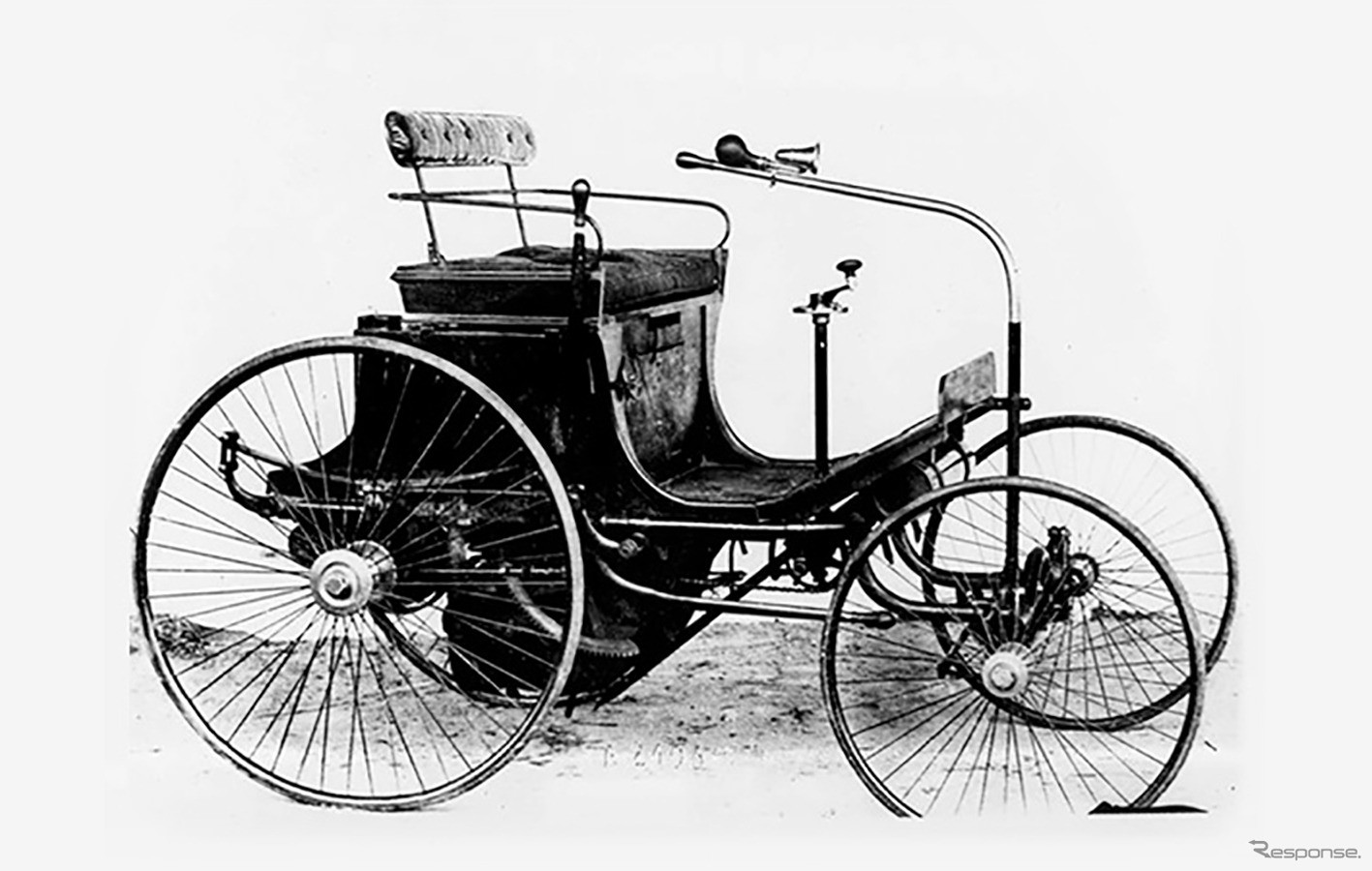 1889年、ダイムラー製ガソリンエンジンを搭載した四輪自動車「Type 2」を製造