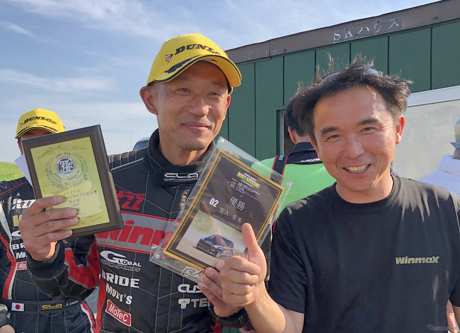 宮入友秀さん（左）と 圭rallyprojectチーフメカニック 神田誠さん（右）