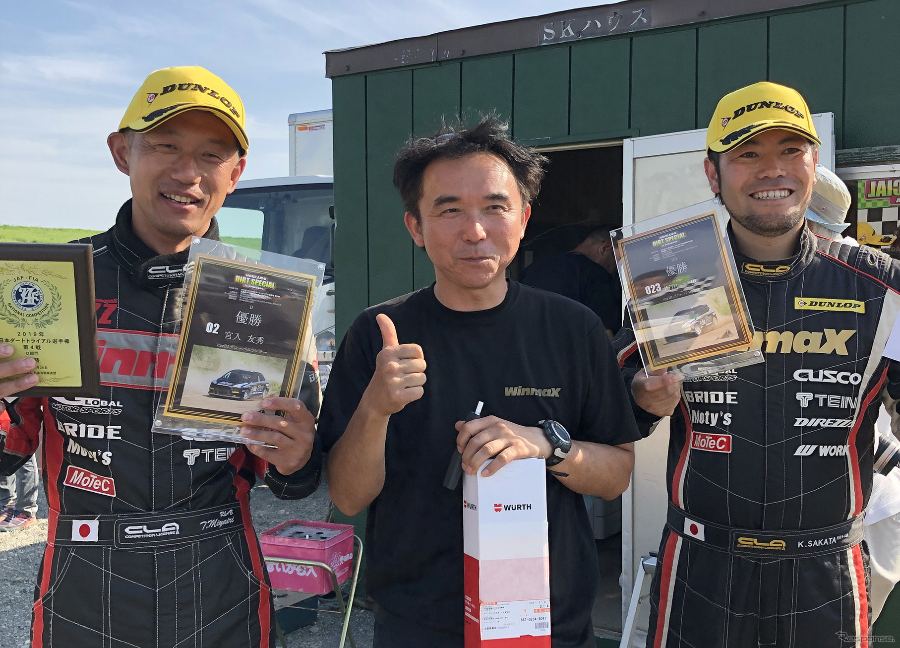 宮入友秀さん（左）と 圭rallyprojectチーフメカニック 神田誠さん（中央）