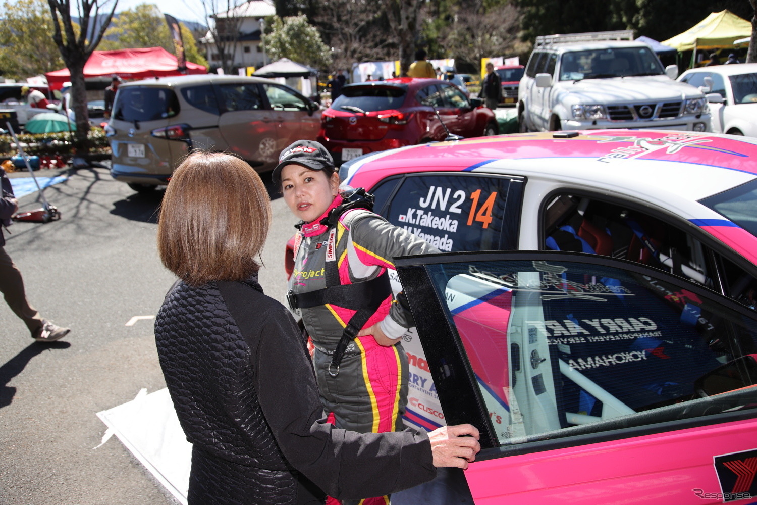 宮村朋子さん（手前）と竹岡圭さん（奥）