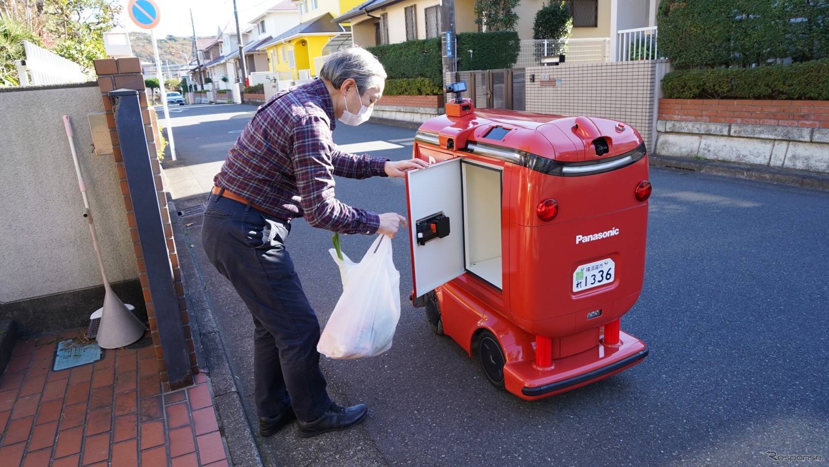 自動配送ロボットによる商品配達イメージ