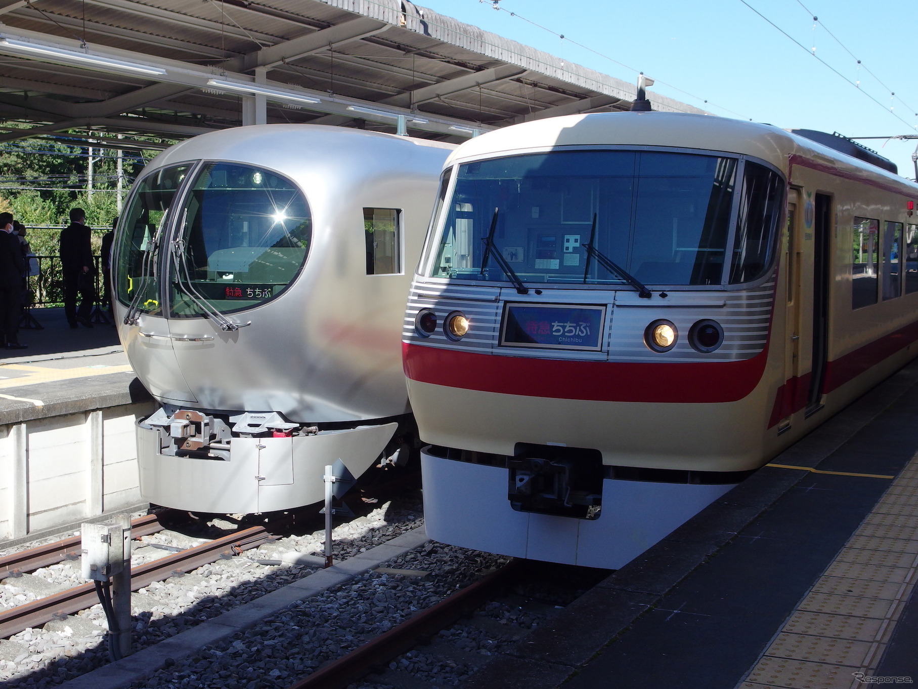 西武球場前駅で001系『Laview』（左）と並んだ「レッドアロークラシック」（2020年10月）。